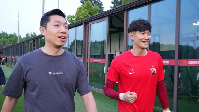 女人扒开大腿让男人捅